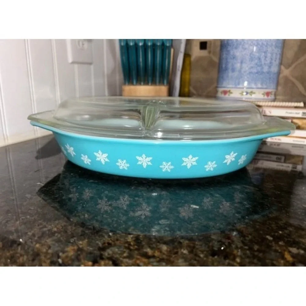 Pyrex 949C Divided Oval Glass Casserole w/ Lid Blue Snowflake Pattern